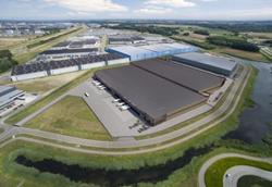 Afbeelding 3 101 Warehouses NL makelaar Nederland voorbeeld van distributiecentrum met link naar aanbod distributiecentrum DC EDC warehouse cross dock loods magazijn expeditie overslag opslag bedrijfs ruimte hal al dan niet met kraanbaan laadkuil loading docks te huur te koop om te huren /  kopen gelegen bij spoor container barge terminal en / of haven met kade terrein en / of vliegveld en / of rijksweg