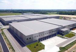 Afbeelding 4b 101 Warehouses NL makelaar Nederland voorbeeld van distributiecentrum met link naar aanbod distributiecentrum DC EDC warehouse cross dock loods magazijn expeditie overslag opslag bedrijfs ruimte hal al dan niet met kraanbaan laadkuil loading docks te huur te koop om te huren /  kopen gelegen bij spoor container barge terminal en / of haven met kade terrein en / of vliegveld en / of rijksweg